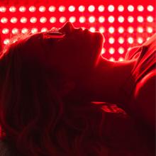 600W الصفحة الرئيسية Ues بالقرب من الأشعة تحت الحمراء LED جهاز العلاج من سبائك الألومنيوم 2